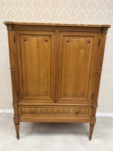 Skříňka s řezbovanou zásuvkou