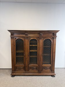 Knihovna s trojdílným prosklením