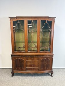 Prosklená řezbovaná vitrína