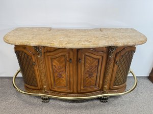 Luxusní bar s kamennou deskou a mosaznými detaily