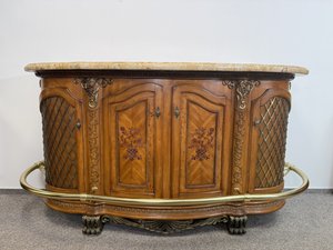 Luxusní bar s mosaznými detaily