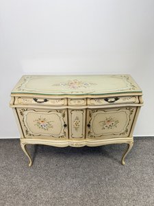 Ručně malovaná komoda s květinovým dekorem