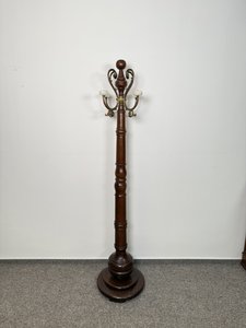 Stojací věšák s kovovými háky