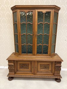 Vitrína s čelním i bočním prosklením