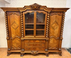 Reprezentativní knihovna s točenými sloupy a prosklenou střední částí