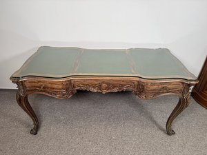 Psací stůl s vlnitě tvarovanou deskou