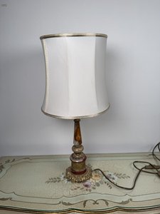 Stolní lampa z leštěného onyxu