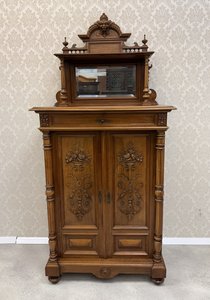 Dvoudveřová komoda s horním zrcadlem