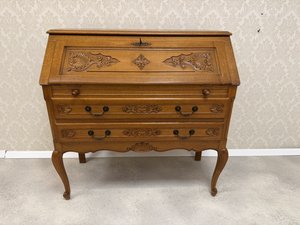 Psací stolek s výklopnou deskou