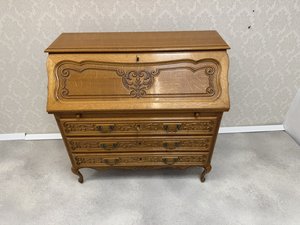 Psací stolek s výklopnou deskou