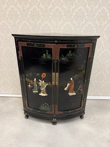 Rohová skříňka s orientálním motivem