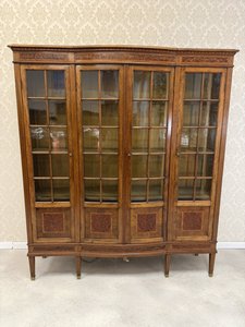 Knihovna s intarzií