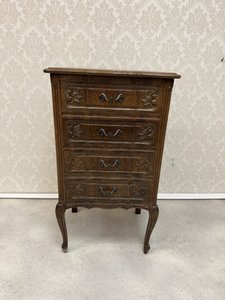 Komoda se čtyřmi zásuvkami