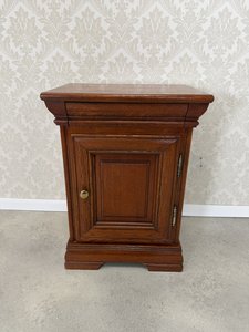 Skříňka se zásuvkou a dvířky