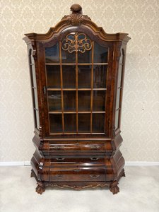 Reprezentativní vitrína s prosklenými dvířky