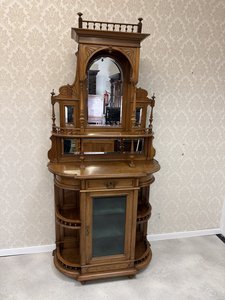 Příborník z ořechového dřeva se zrcadlem