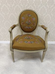 Křeslo s květinovým čalouněním