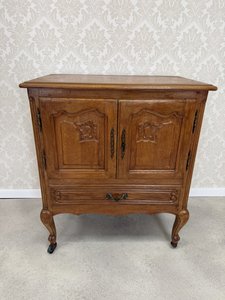 Komoda ve venkovském stylu