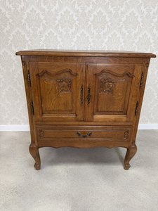 Komoda s decentní řezbou na dvířkách