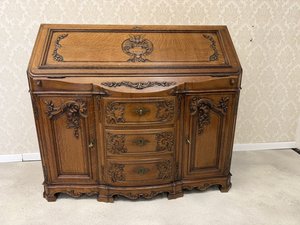 Elegantní psací stolek