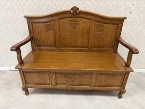 Řezbovaná lavice s úložným prostorem