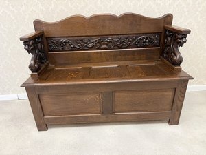 Lavice s lvími hlavami na područkách