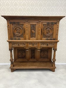 Příborník s portrétními medailony