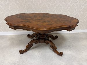 Intarzovaný konferenční stolek s tvarovanou deskou