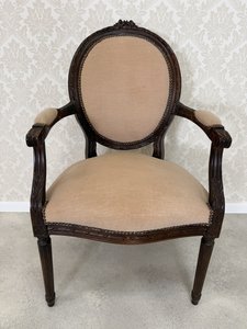 Čalouněné křeslo s oválným opěradlem