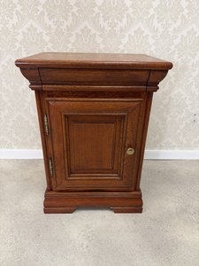 Skříňka s jednodveřovým úložným prostorem