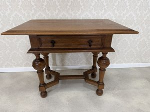 Konferenční stolek s tvarovanými nohami