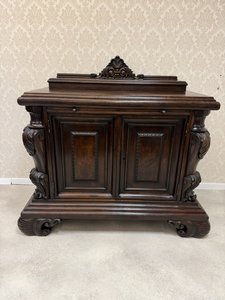 Monumentální příborník s bohatou řezbou