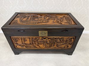 Truhla s orientální řezbou