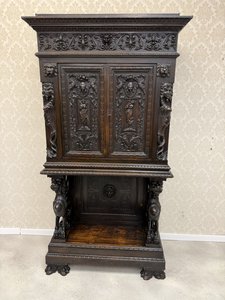 Příborník s figurální řezbou a okřídlenými podpěrami