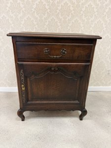 Skříňka s jednou zásuvkou a dvířky