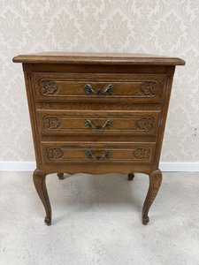 Komoda se třemi zásuvkami