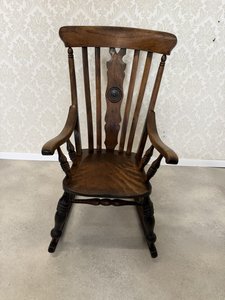 Klasické dřevěné houpací křeslo