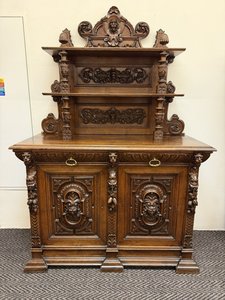 Příborník s lví maskou a figurálními motivy