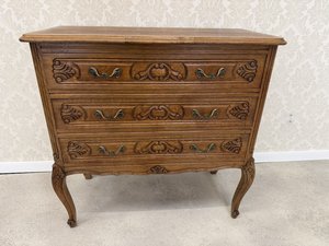 Komoda s reliéfními detaily a mosaznými úchyty