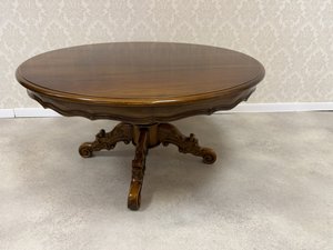 Konferenční stolek s řezanou podnoží