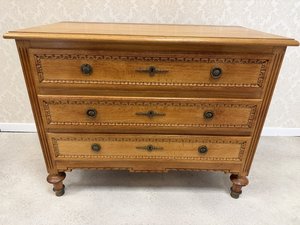 Komoda s rytou výzdobou a kulatými nožkami