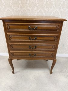 Komoda se čtyřmi zásuvkami