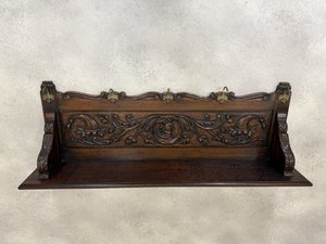 Závěsný věšák s řezbou