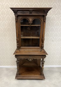 Příborníková vitrína s arkádovým zasklením