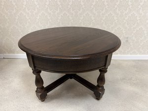 Kulatý konferenční stolek