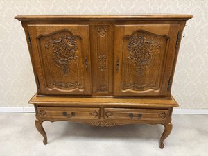 Skříňka s vyřezávanými motivy lastur a květin