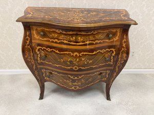 Intarzovaná komoda břichatka