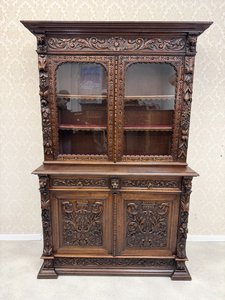 Vitrína s intarzovanými lvími hlavami, florální řezbou