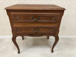 Komoda s kováním a řezbou