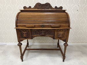 Psací stůl s roletovým uzávěrem